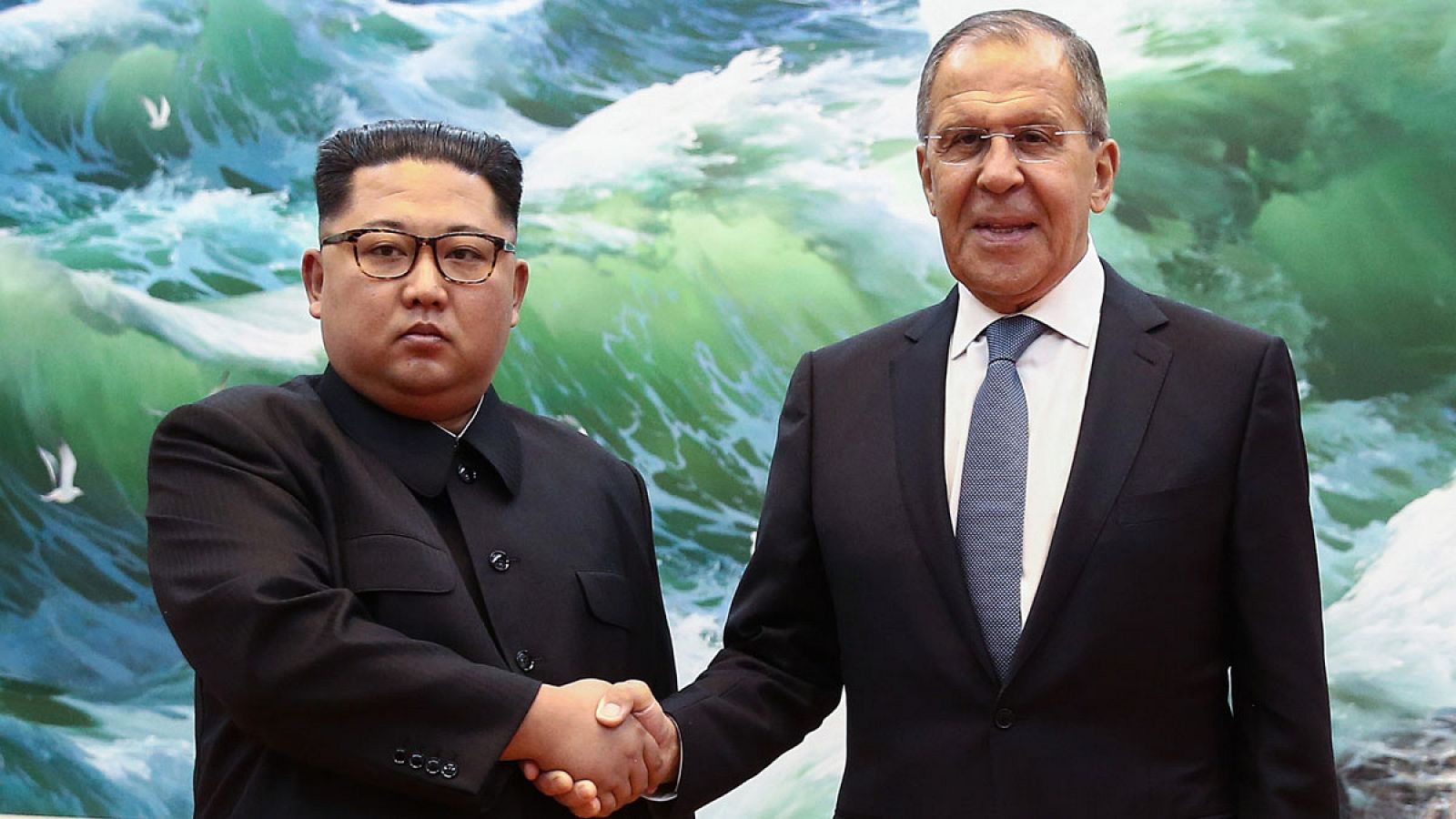 El ministro de Exteriores, Sergei Lavrov (D) estrecha la mano del líder norcoreano Kim Jong-un.