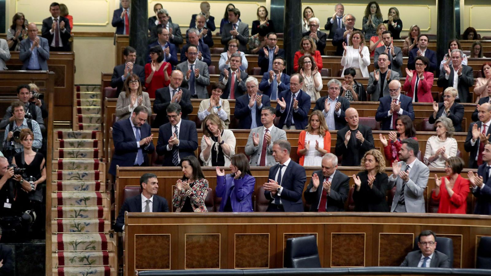 El líder del PSOE, Pedro Sánchez, recibe el aplauso de su grupo parlamentario en el Congreso de los Diputados