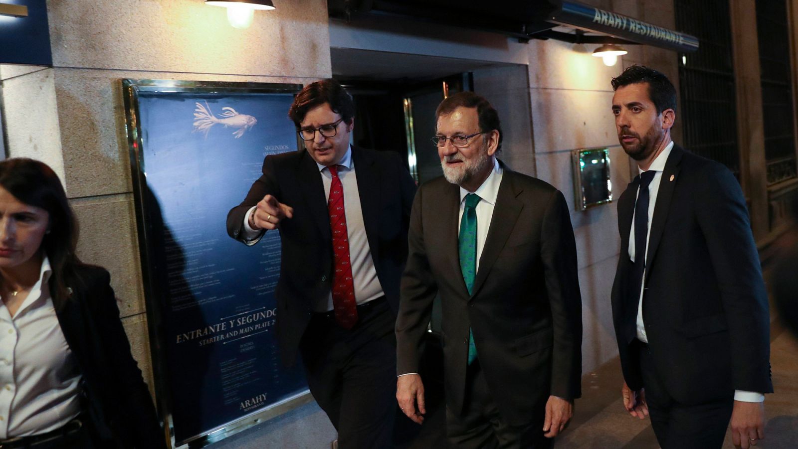 El presidente del Gobierno, Mariano Rajoy, a su salida del restaurante donde ha permanecido este jueves