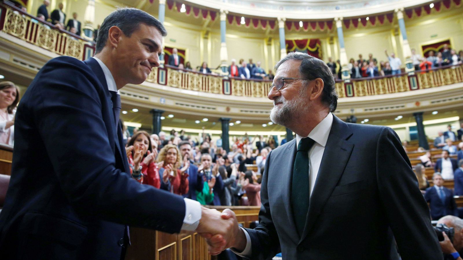 Rajoy saluda a Sánchez tras la segunda jornada de la moción de censura