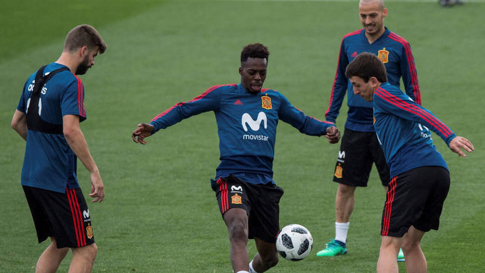 Iñaki Williams (centro) y Mikel Oyarzabal (derecha), en un entrenamiento de la selección española.