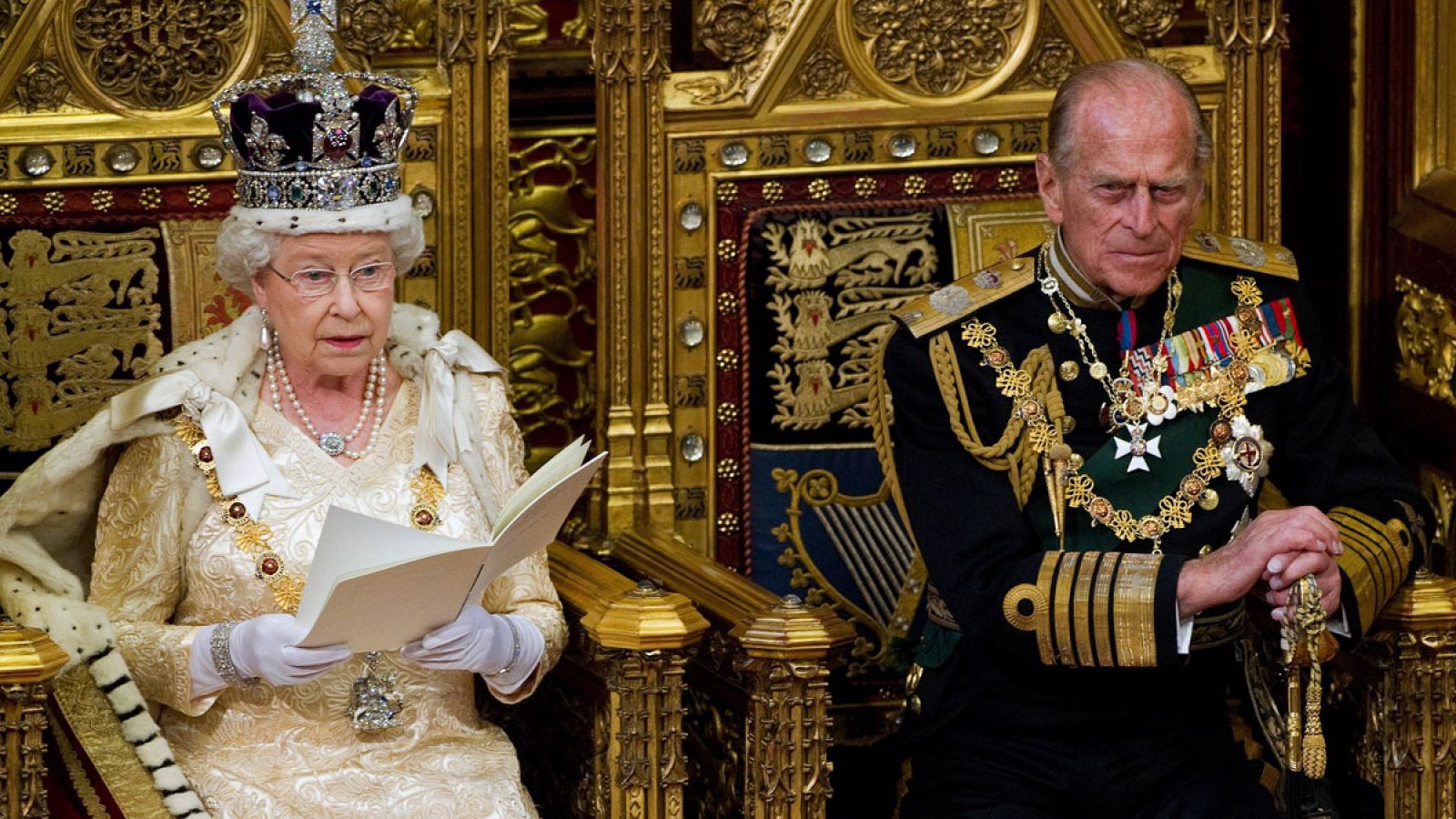 Foto de archivo de la reina Isabel II (izq), acompañada del príncipe Felipe, duque de Edimburgo, mientras pronuncia un discurso ante la Cámara de los Lores durante la ceremonia de la apertura del Parlamento en Londres (Reino Unido) el 25 de mayo de 2010.