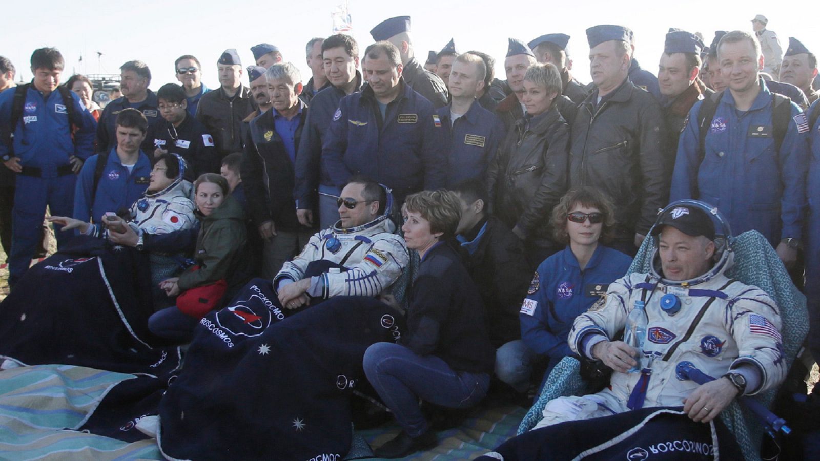 Los tres astronautas posan tras regresar de la Estación Espacial Internacional