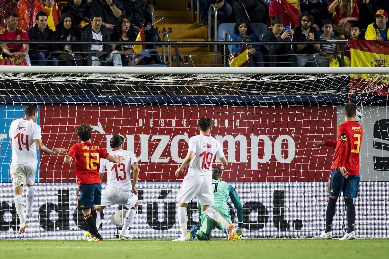 De Gea falló a tiro de Lichtsteiner y Roríguez anotó a puerta vacia.