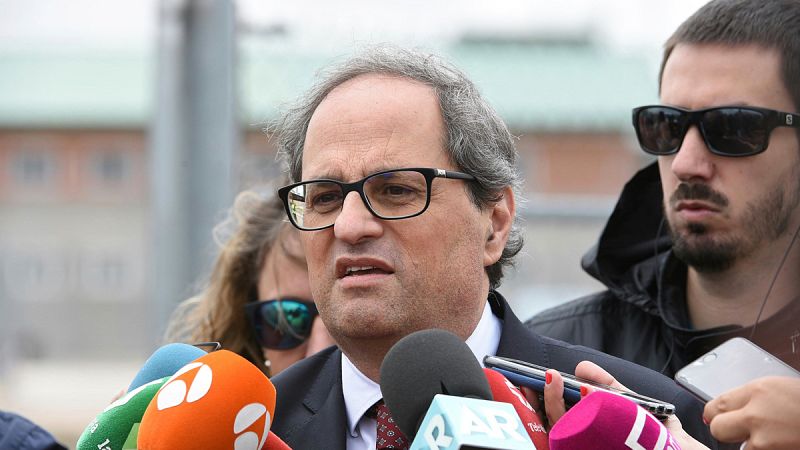 El presidente de la Generalitat de Cataluña, Quim Torra (c), a su salida de la cárcel madrileña de Estremera