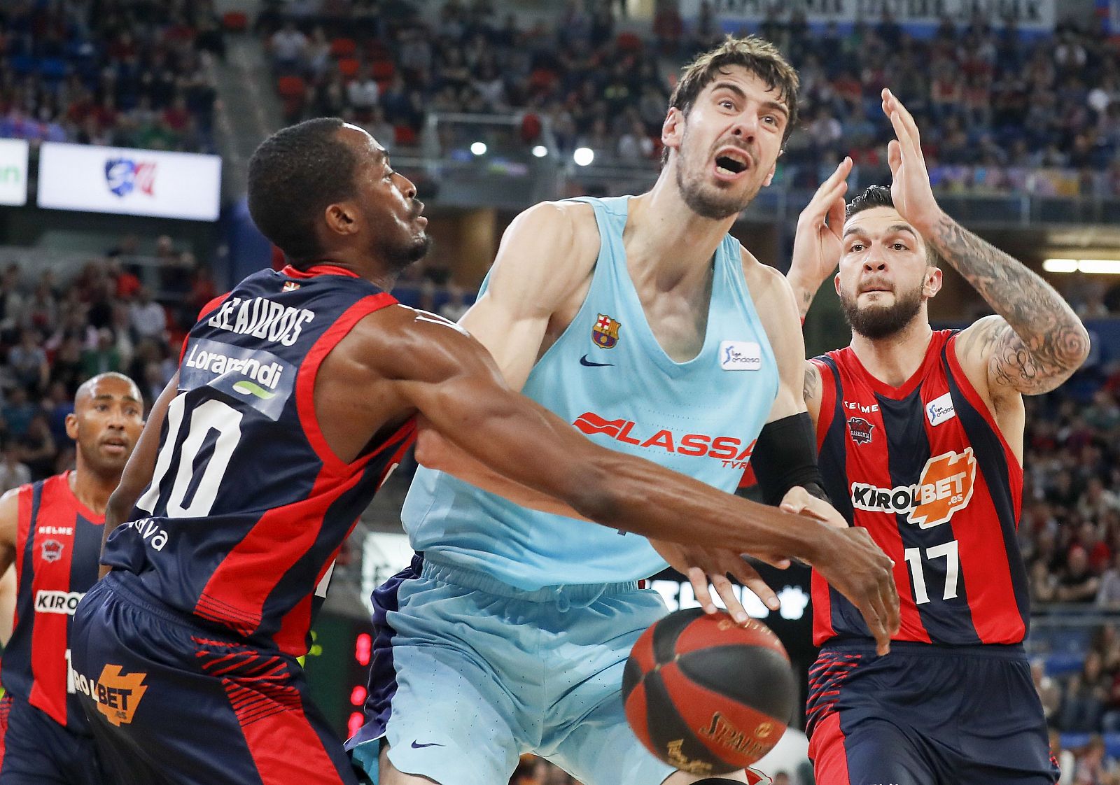 Ante Tomic, marcado por los jugadores del Baskonia Vincent Poirier (d) y Rodrigue Beaubois