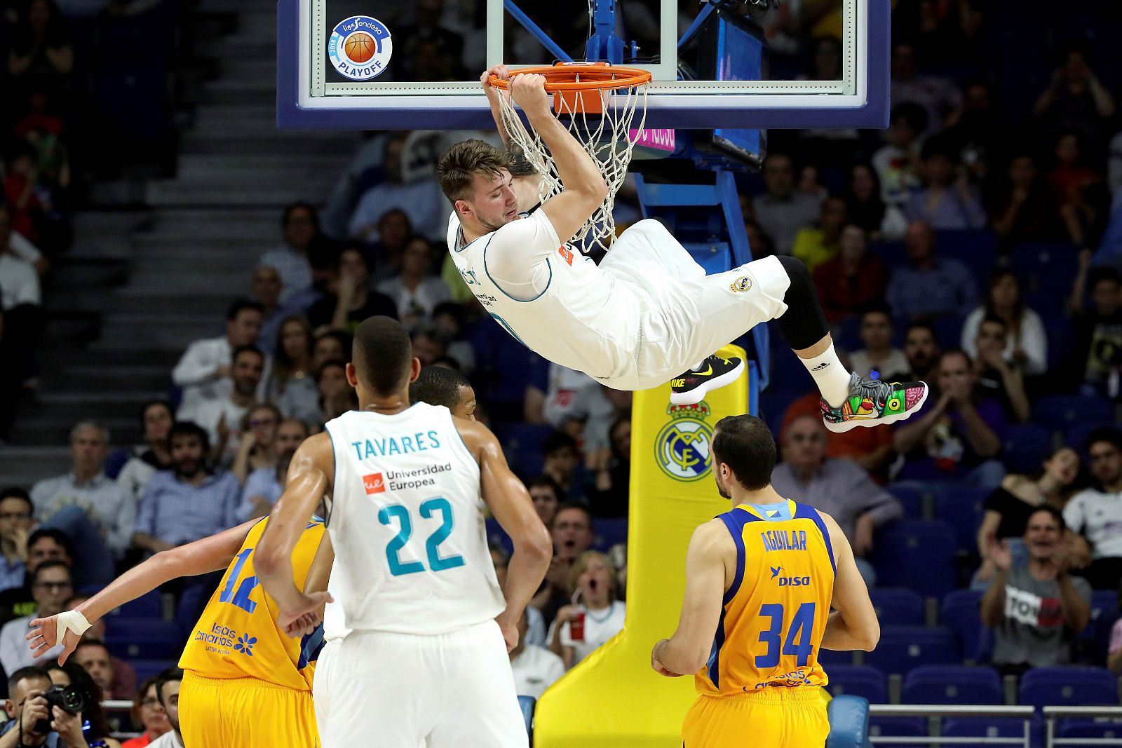 Doncic (2d) machaca la canasta entre Pablo Aguilar (d), del Herbalife Gran Canaria.