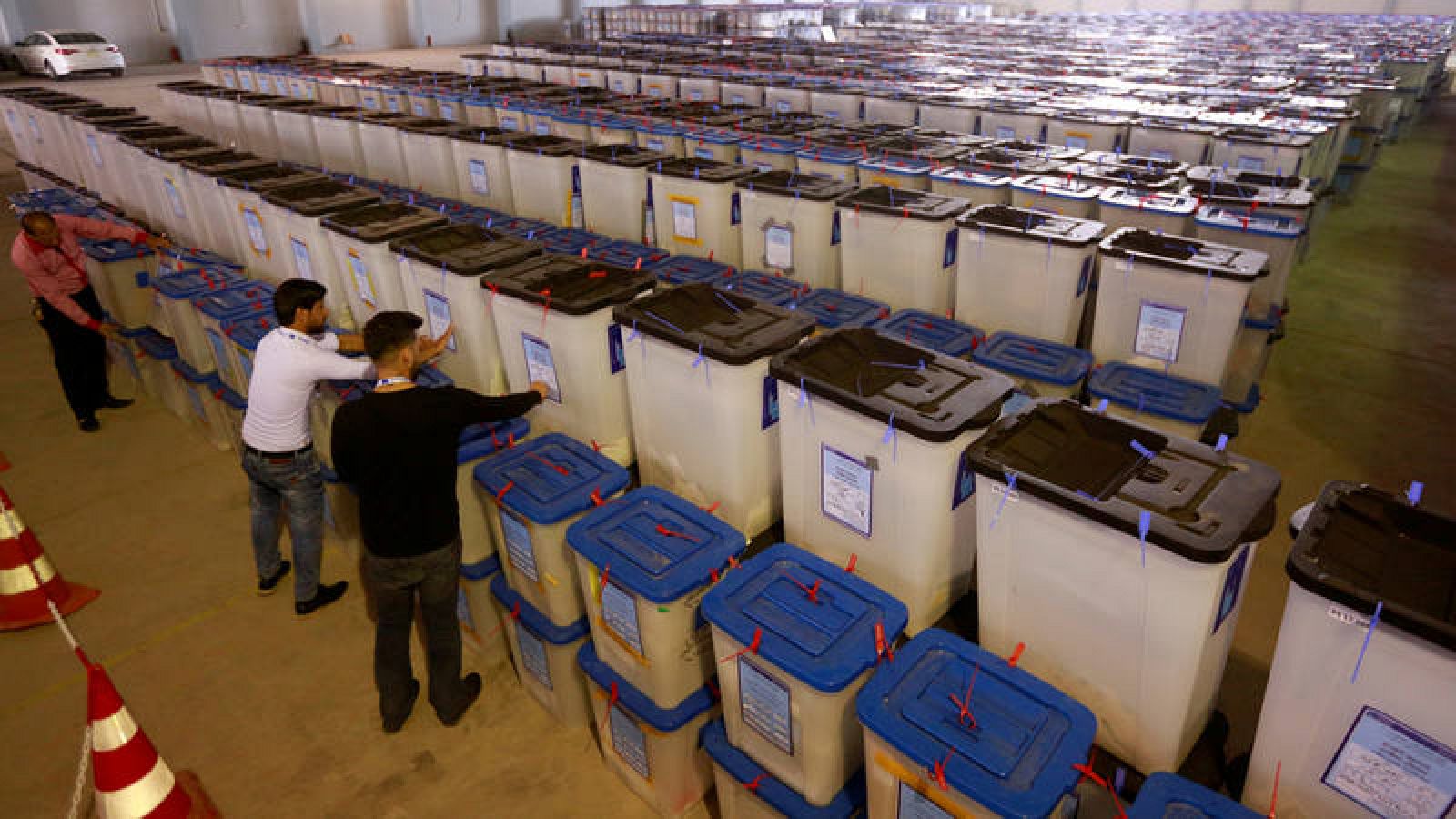  Empleados de la comisión electoral iraquí insepccionan urnas en Najaf (Irak).