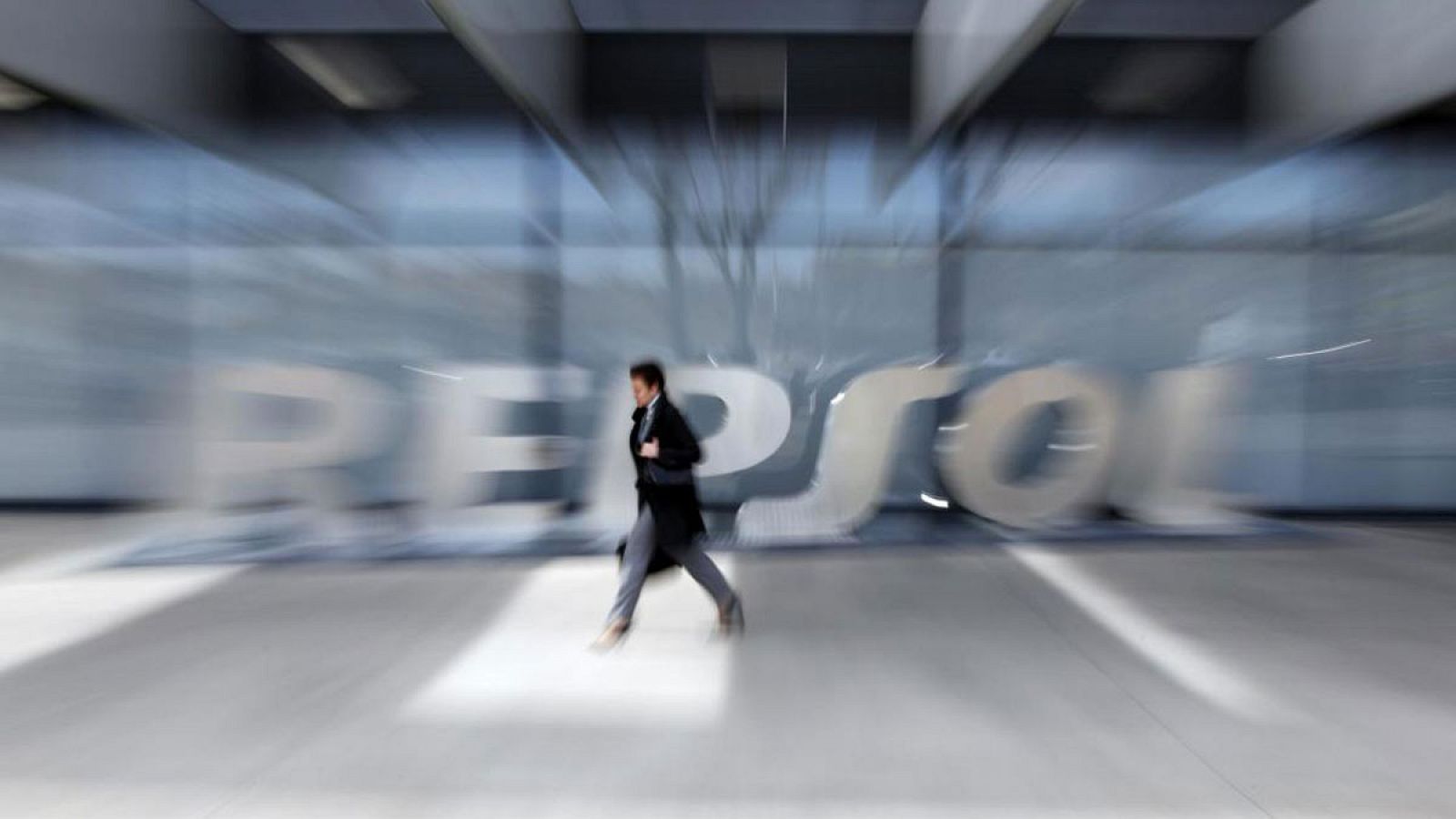 Entrada principal de la sede de Repsol en Madrid