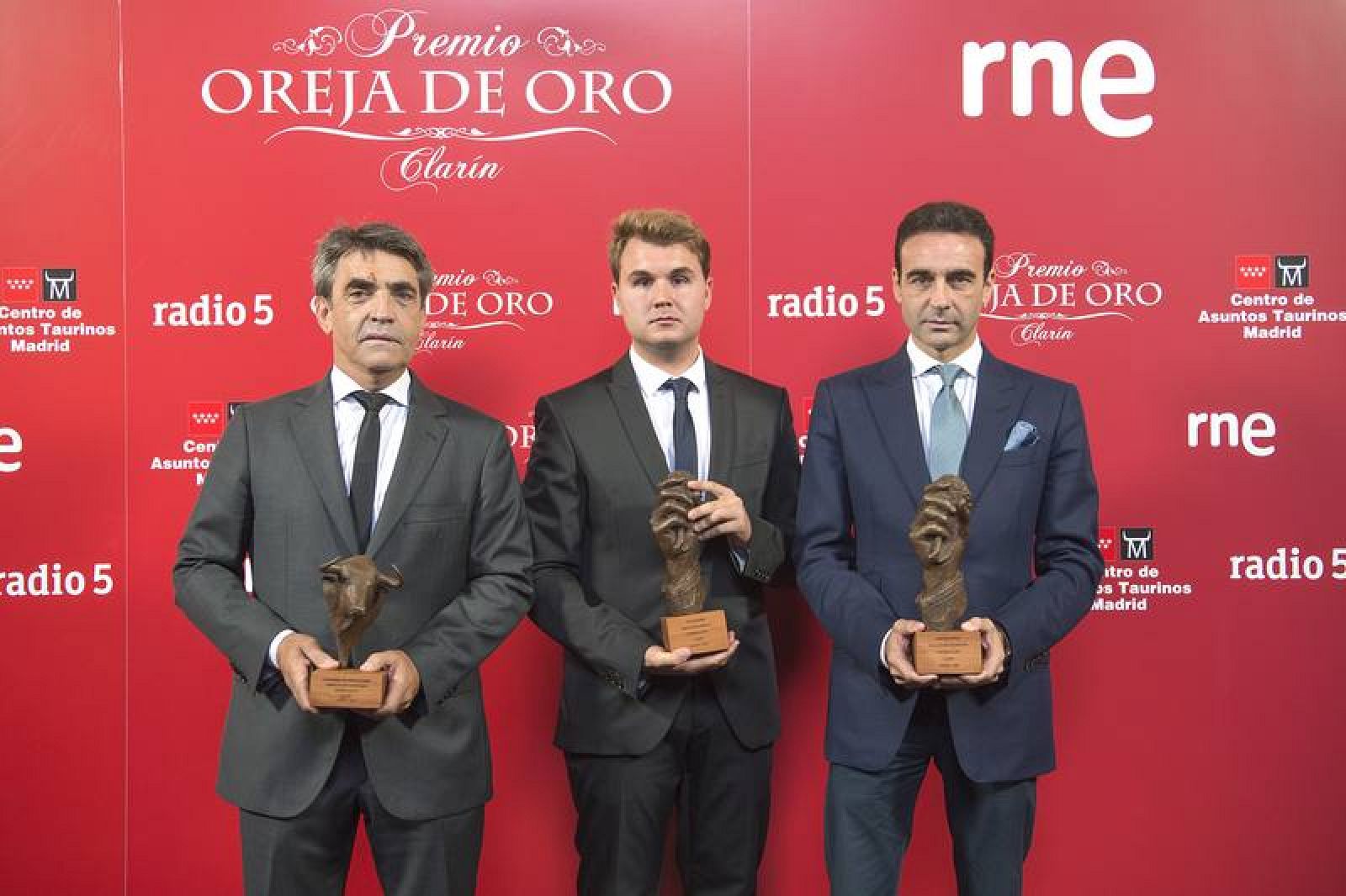  Victorino Martin, Sergio Moreno y Enrique Ponce durante con sus galardones