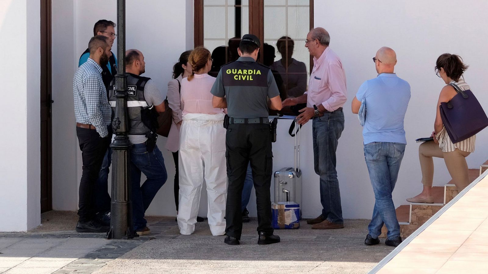 El forense y agentes de la Guardia Civil el pasado lunes en Betancuria, en Fuerteventura