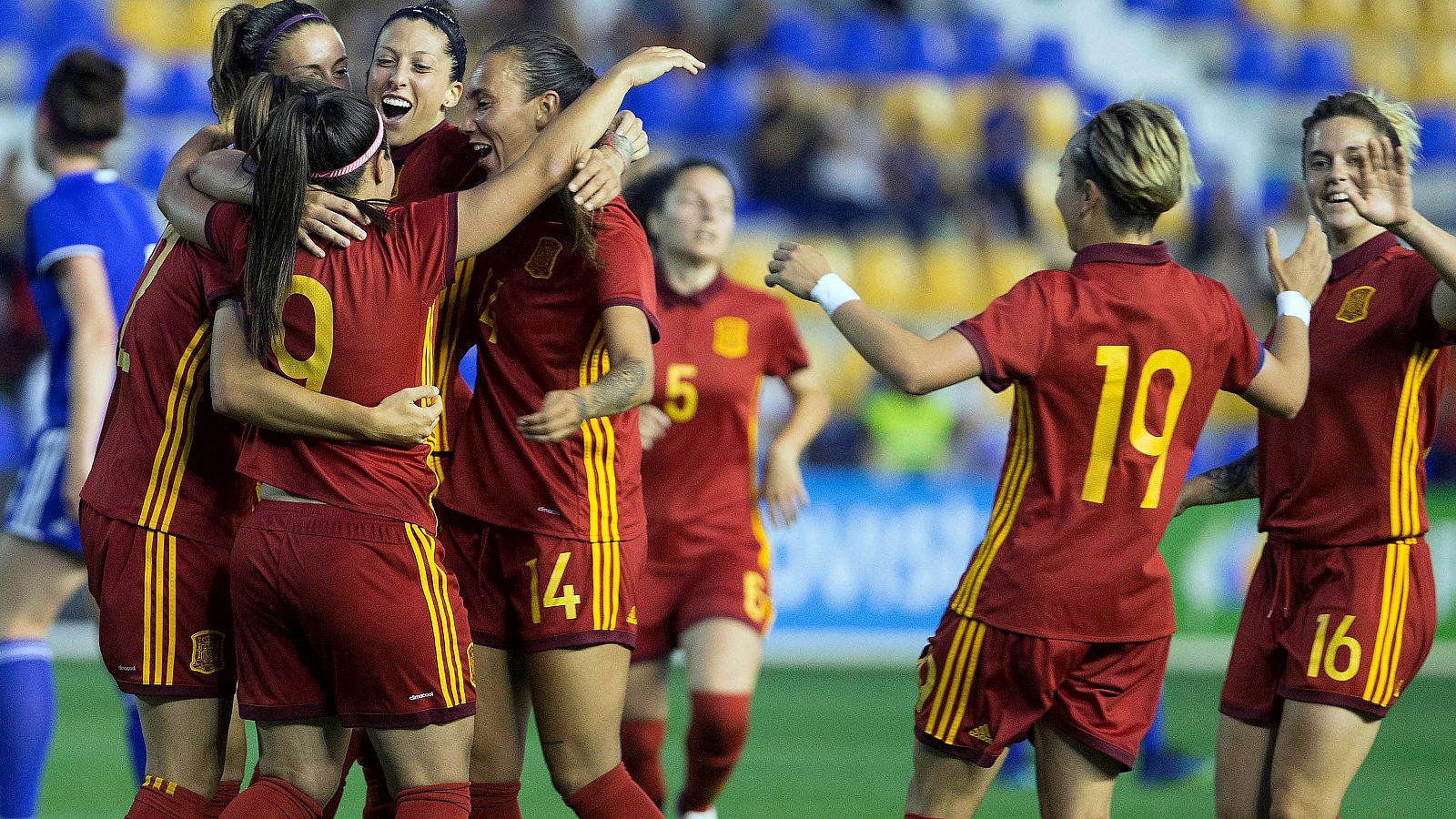 Las jugadoras de la selección española celebran un gol frente a Israel.
