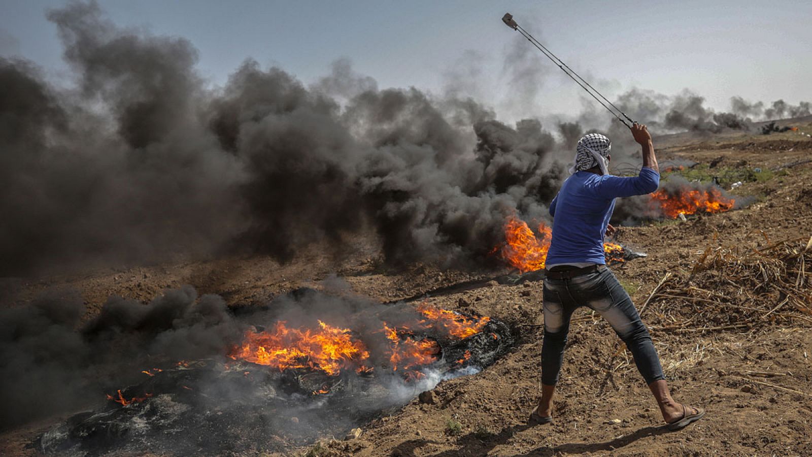 Imagen de un palestino durante las protestas que desde hace semanas tienen lugar los viernes en Gaza.