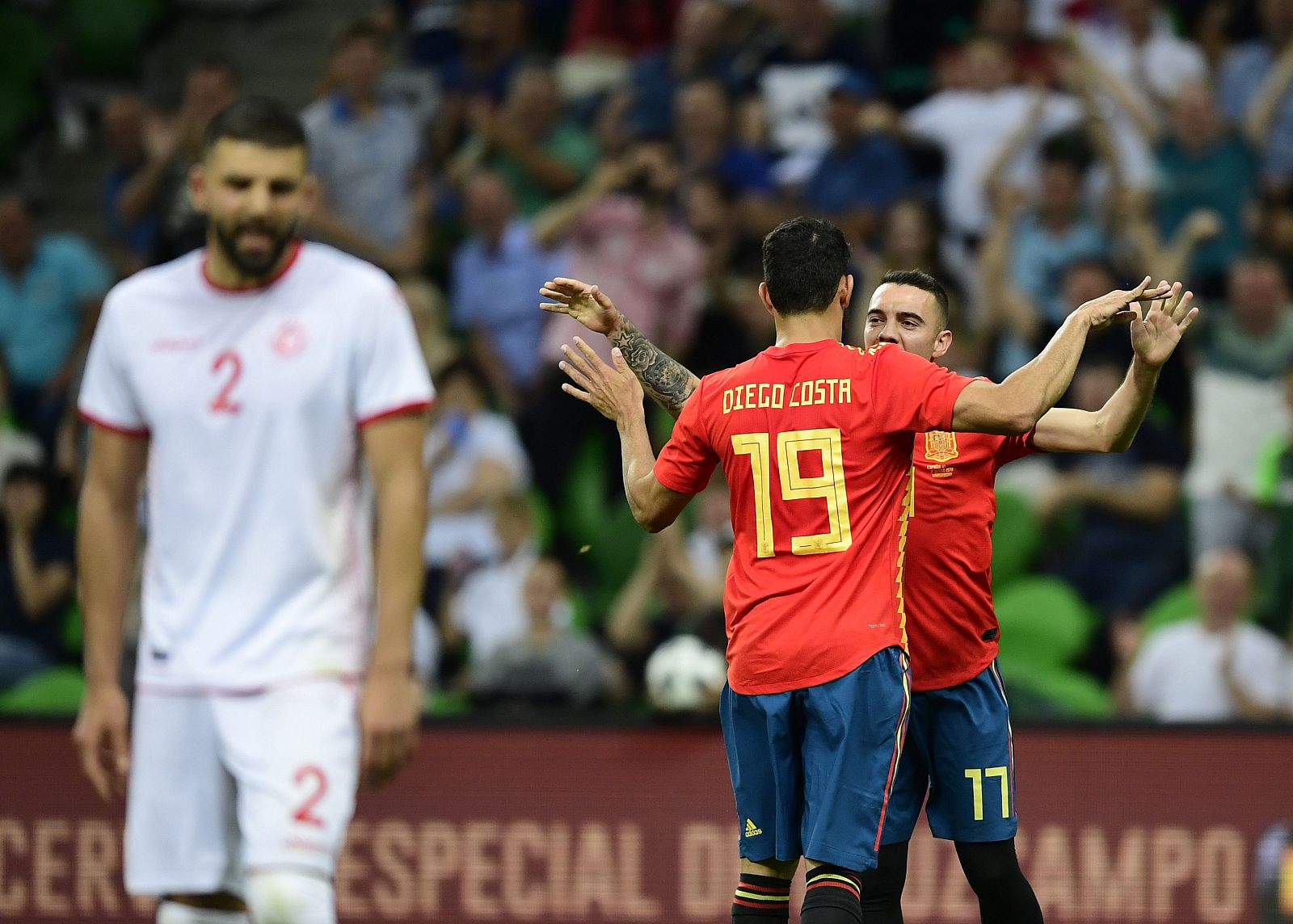 Aspas celebra con Costa el único gol del partido.