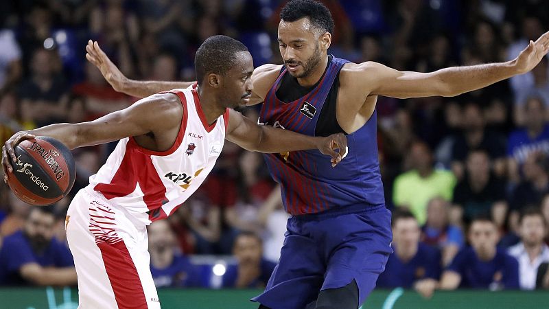 Adam Hanga (d), del FC Barcelona Lassa, defiende al escolta Rodrigue Beaubois (i), del Baskonia.