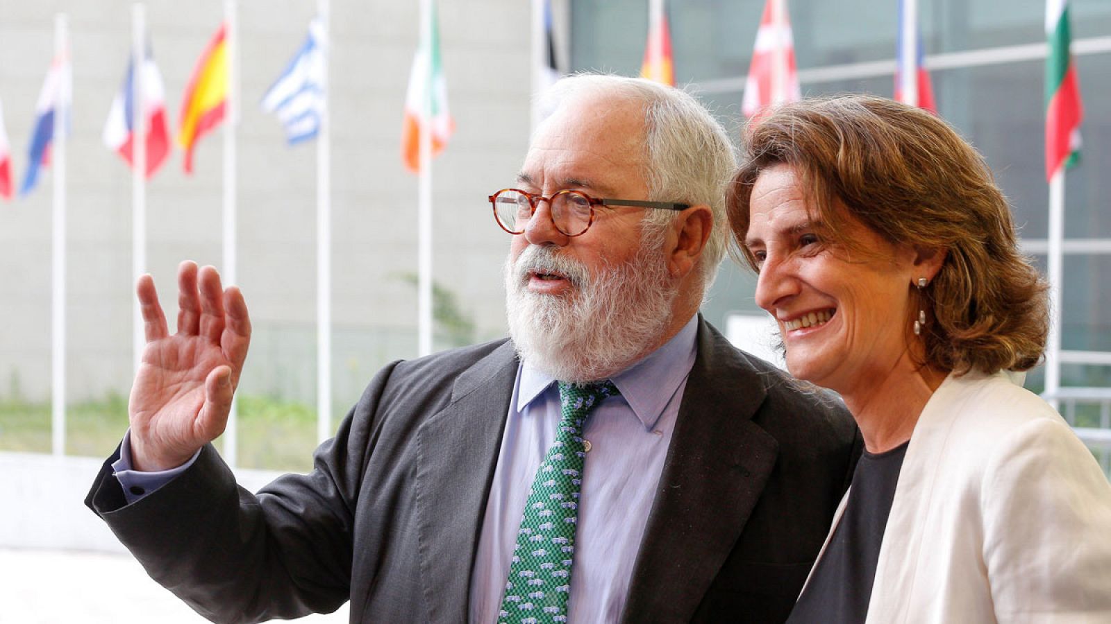 La ministra para Transición Ecológica, Teresa Ribera, junto al comisario europeo de Energía y Cambio Climático, Miguel Arias Cañete