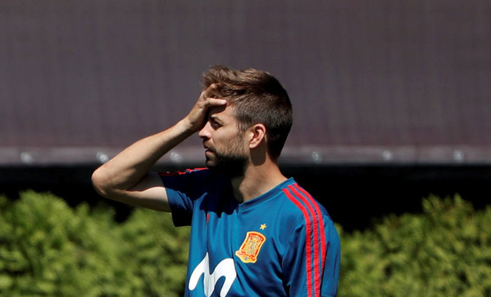 Piqué durante el entrenamiento de este lunes en Krasnodar.