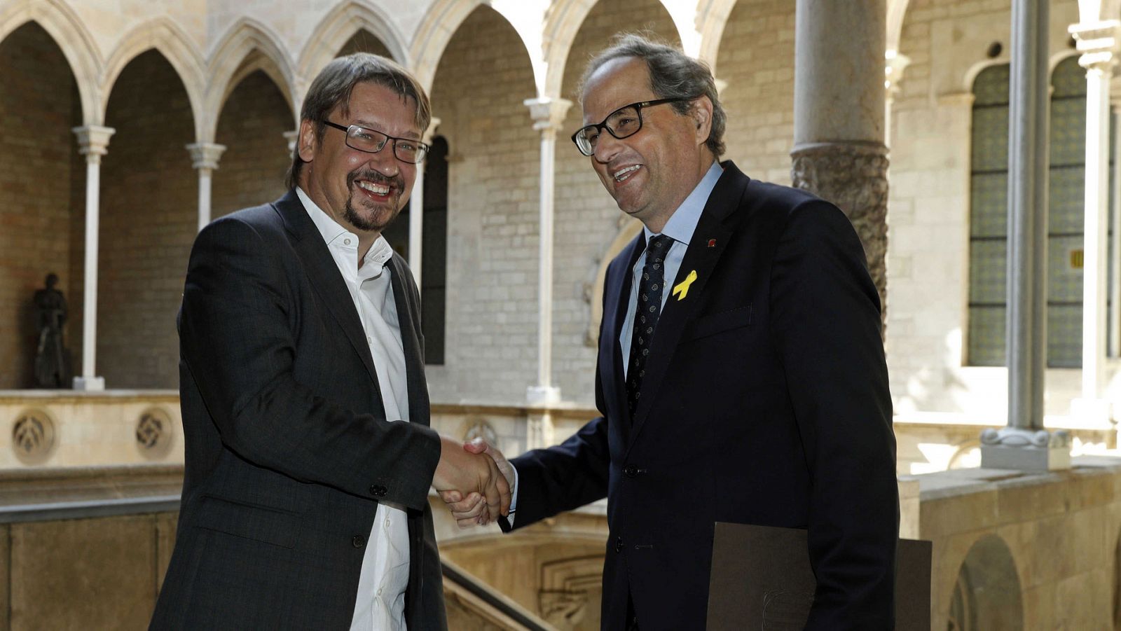 El presidente de Cataluña, Quim Torra (d), con el líder de Catalunya en Común Podem, Xavier Doménech