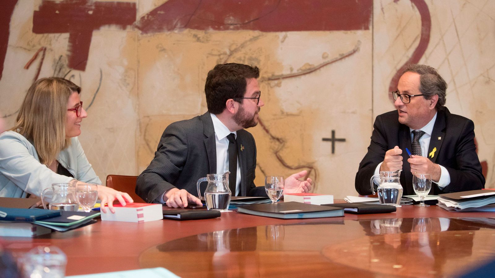 Quim Torra (d) junto al vicepresidente Aragonés (c) y la portavoz Elsa Artadi