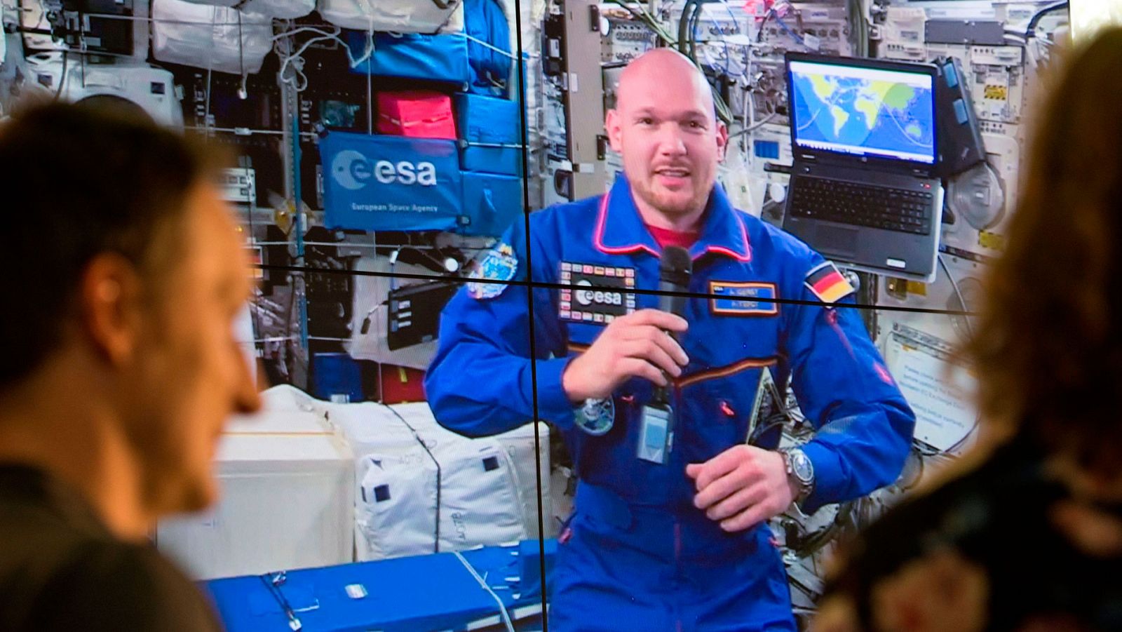 El astronauta alemán Alexander Gerst desde la Estación Espacial Internacional dando una rueda de prensa