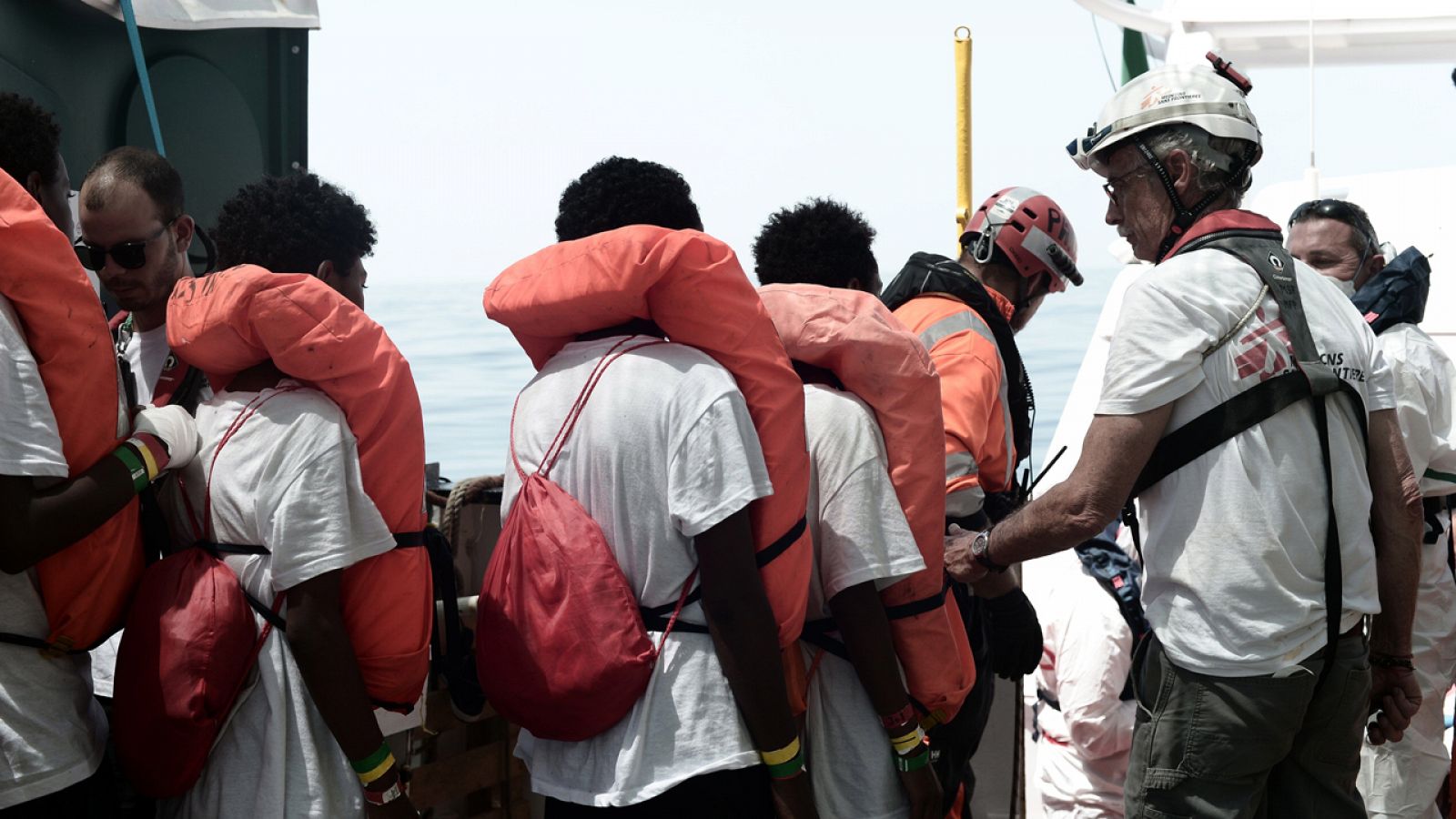 Voluntarios del Aquarius ayudan a trasladar a los migrantes a embarcaciones italianas