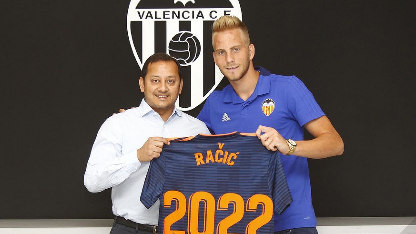 Imagen de la presentación de Uros Racic con el Valencia.