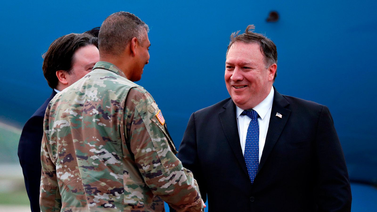 El secretario de Estado de EE.UU., Mike Pompeo, es recibido en Corea del Sur por el comandante de las tropas estadounidenses en el país, general Vincent K. Brooks