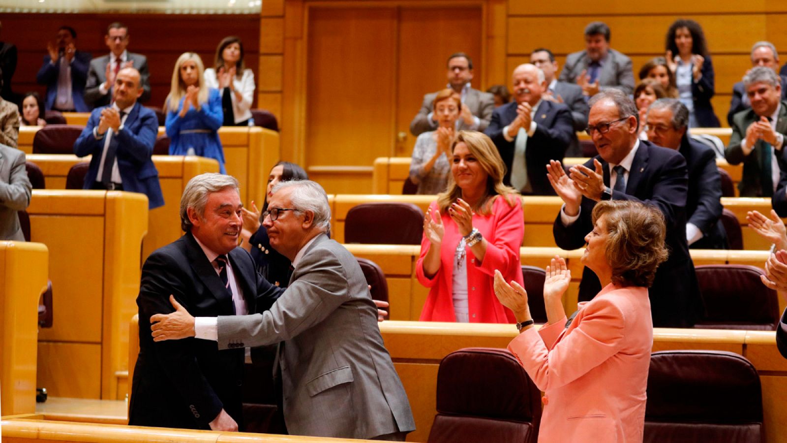 El portavoz del PP en el Senado, José Manuel Barreiro, recibe un aplauso tras su intervención