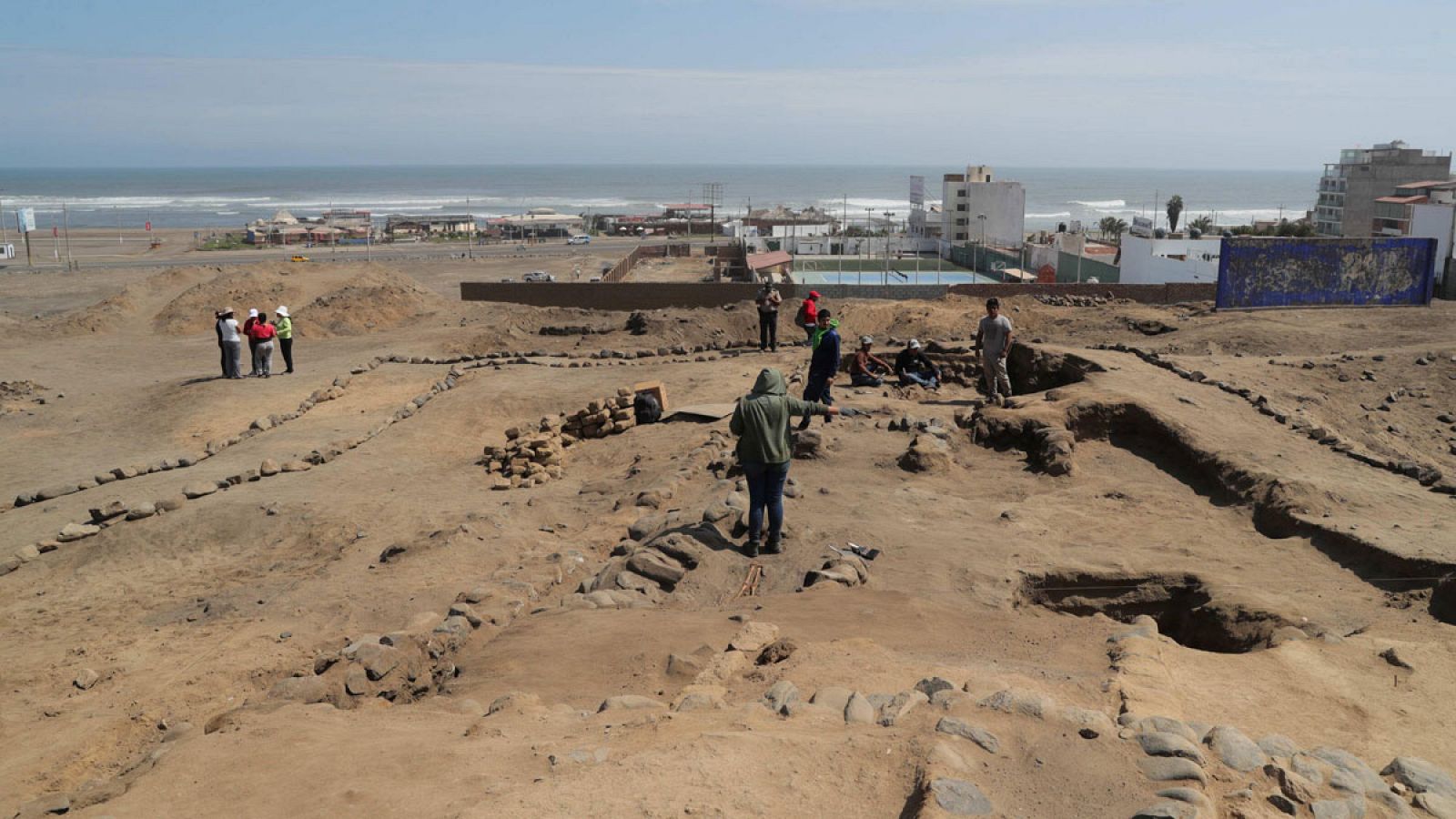 Excavación arqueológica en Pampa La Cruz, ubicada cerca de la ciudad de Trujillo (Perú).