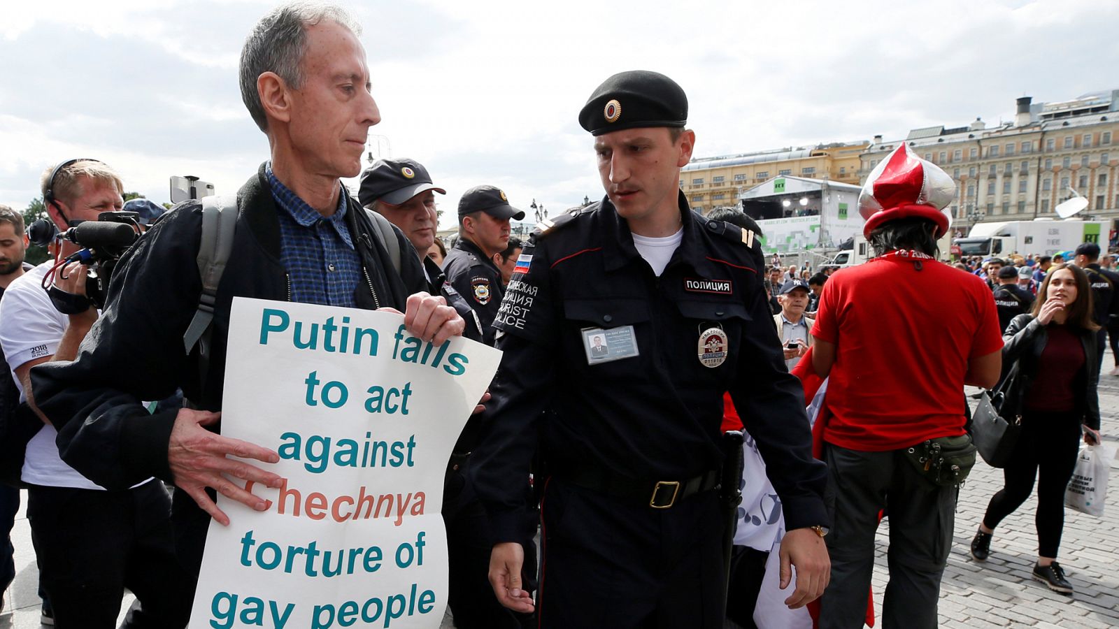 El activista Peter Tatchell es detenido por un policía en Moscú