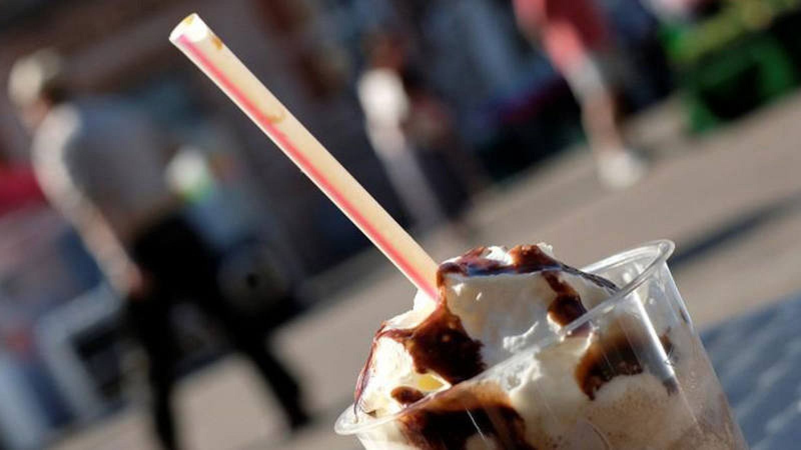 Una pajita de plástico en un helado de la cadena McDonald's en la localidad británica de Loughborough