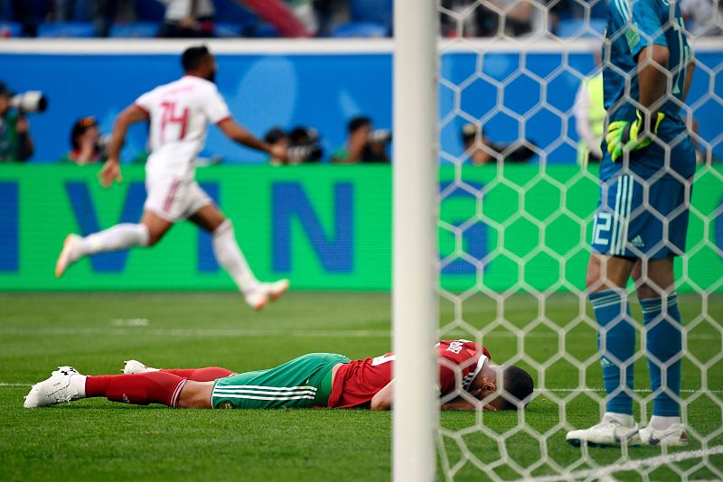 Bouhaddouz, en el suelo, se lamenta tras marcar en propia meta