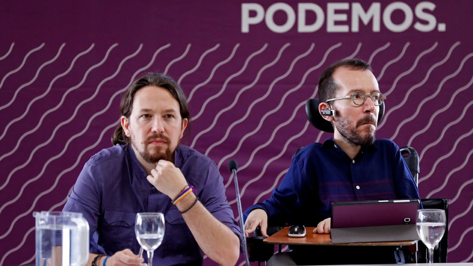 El líder de Podemos, Pablo Iglesias (i), y el secretario de Organización, Pablo Echenique