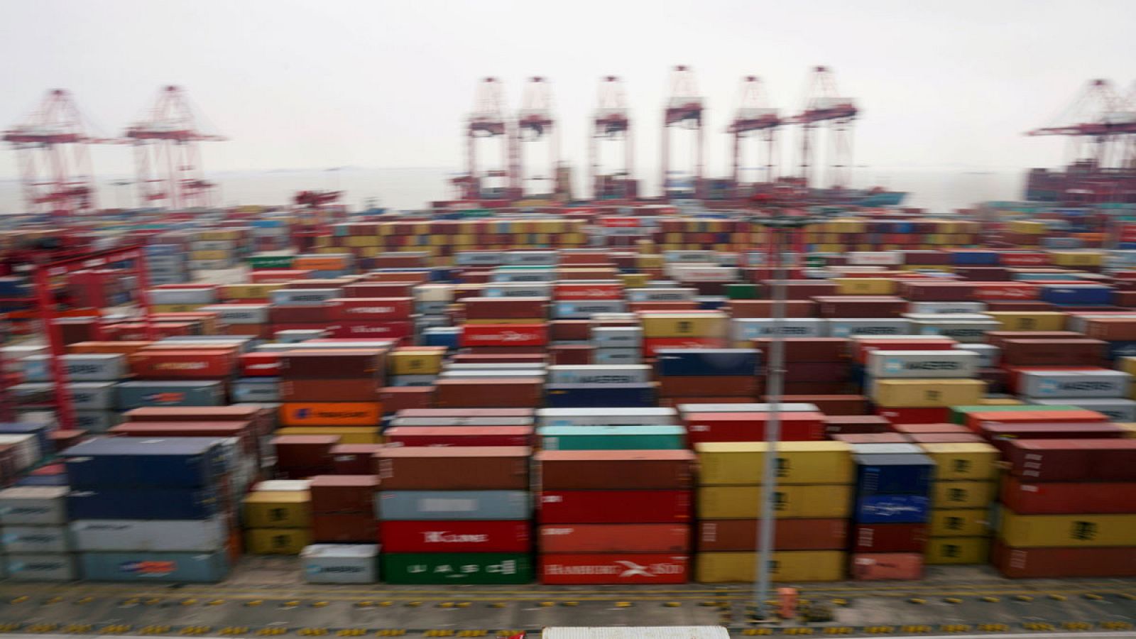 Un camión pasando por delante de unos contenedores en el puerto de Yangshan Deep Water en Shanghai, China.