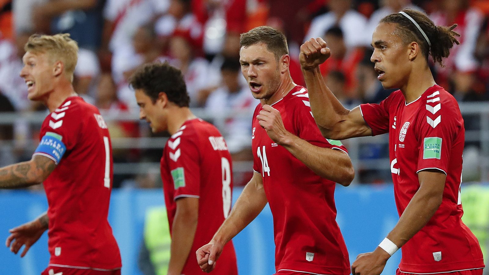 Los jugadores de Dinamarca celebran el gol de Poulsen (derecha).