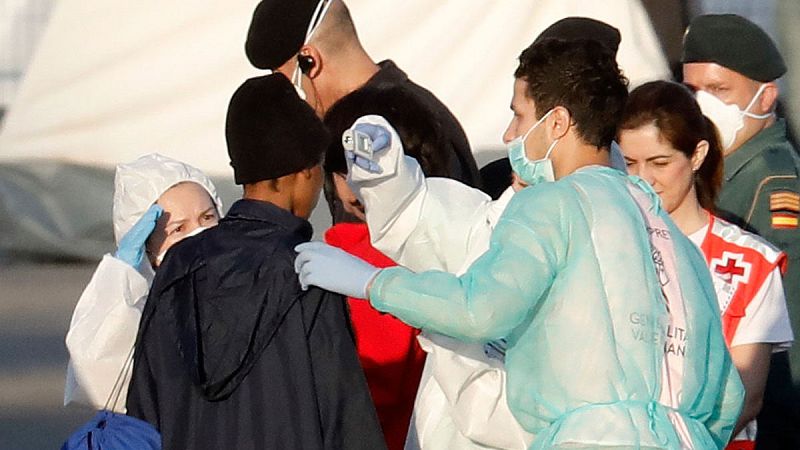 Bajada del Dattilo de los primeros inmigrantes en el puerto de Valencia