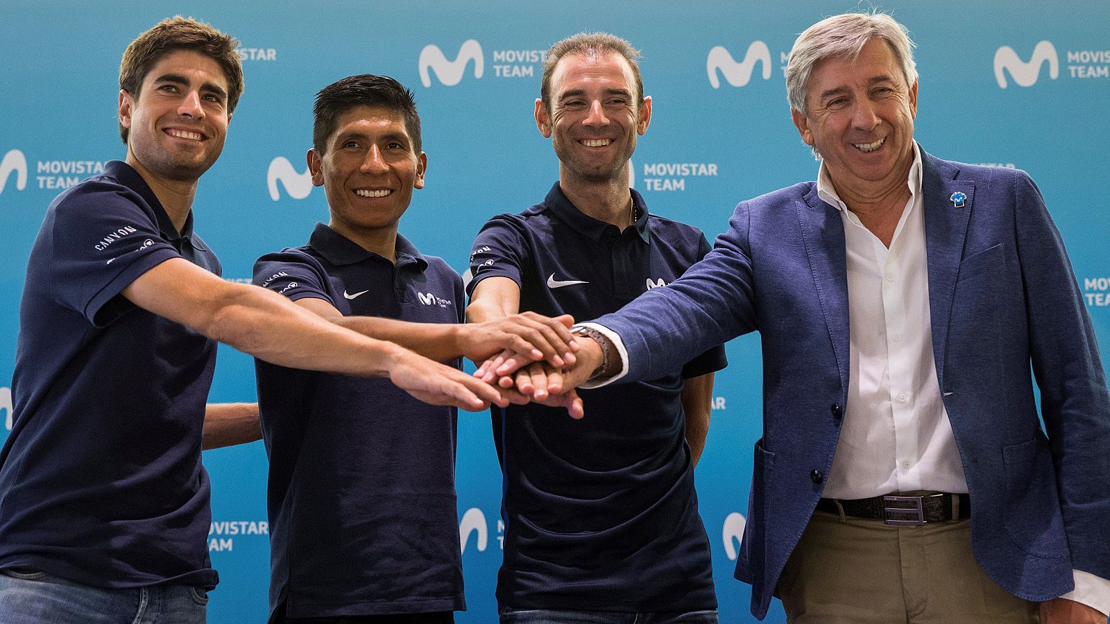Mikel Landa, primero a la izquierda, en la presentación del Movistar.
