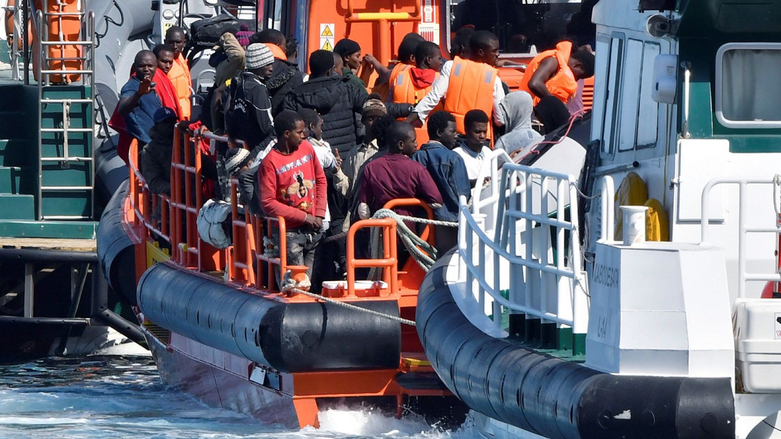 Efectivos de Salvamento Marítimo trasladan al puerto de Almeria a 57 tripulantes de una patera que han sido rescatados en el Mar de Alborán