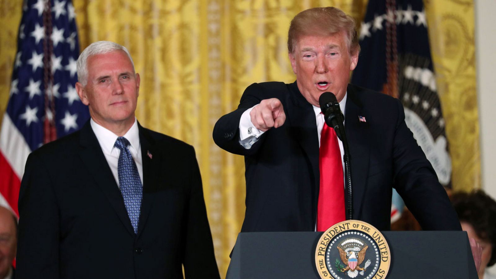 El presidente estadounidense Donald Trump (D), junto al vicepresidente Mike Pence, en la Casa Blanca.