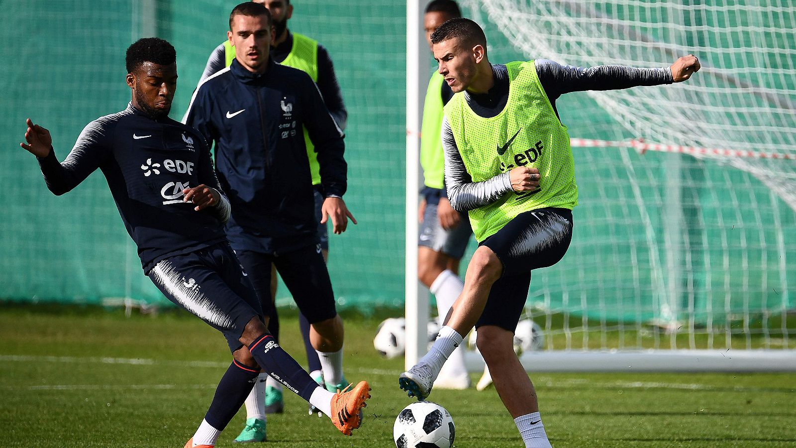 Lemar, Griezmann y Lucas, en un entrenamiento con Francia.