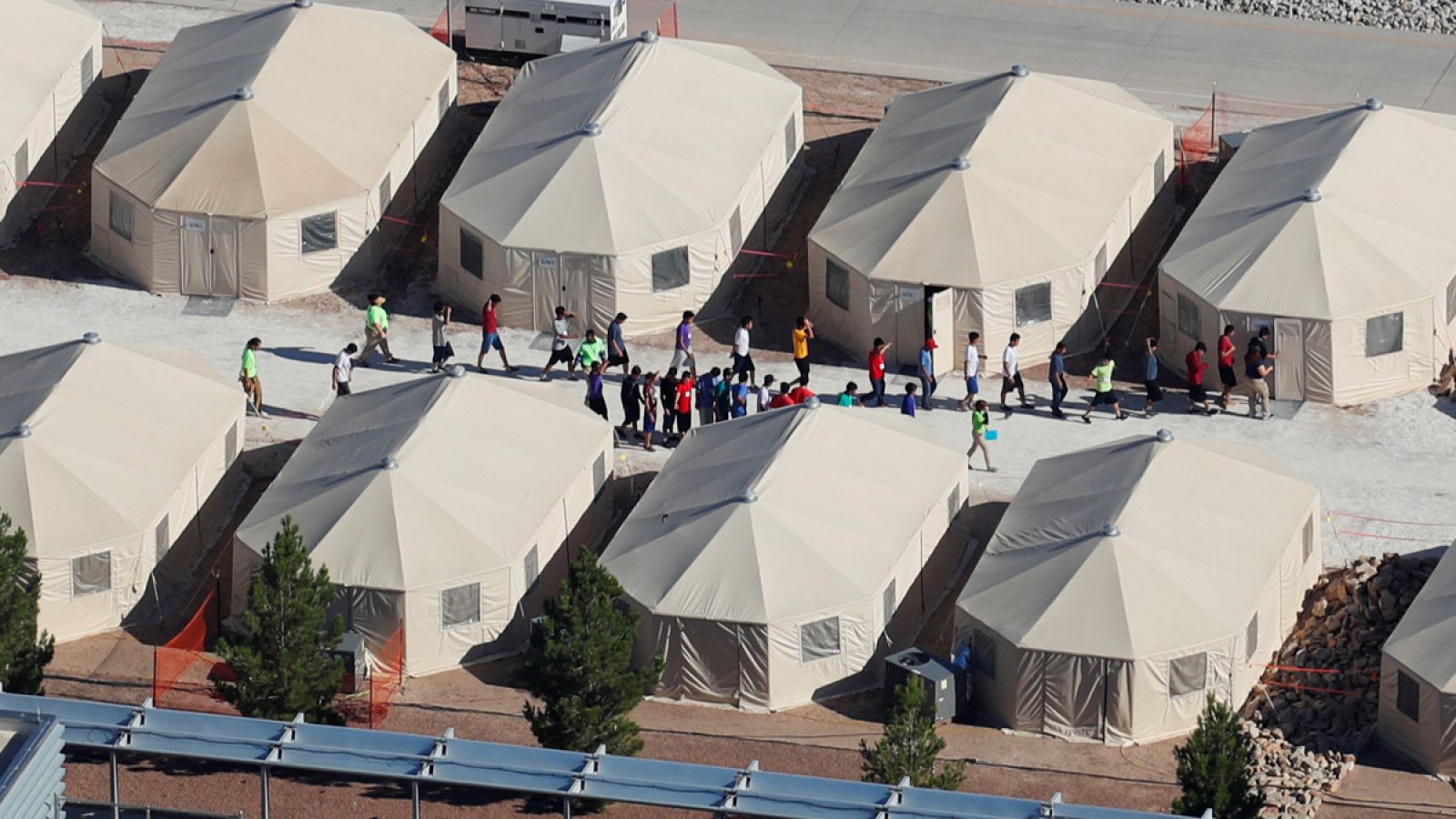 Fila de niños migrantes en Tornillo (Texas), junto a la frontera con México.