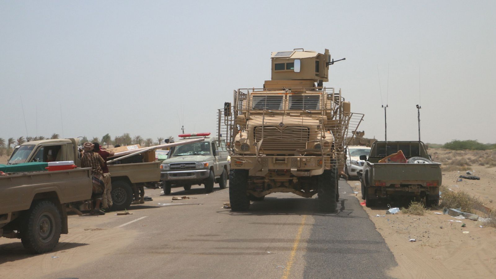 Las fuerzas yemeníes patrullan en la ciudad de Al Hudeida