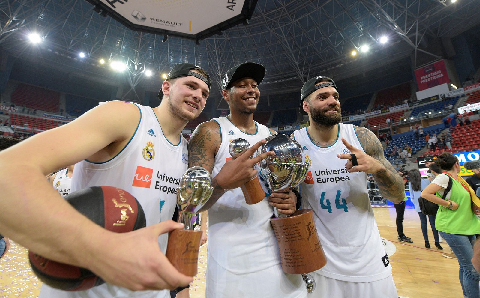 Los jugadores del Real Madrid (i-d) el esloveno Luka Doncic, el estadounidense Trey Thompkins y el sueco Jeffery Taylor, celebran con el trofeo su victoria ante el Baskonia.