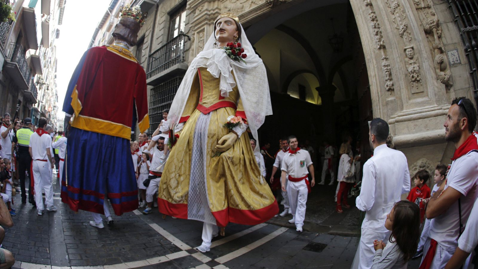 Niños y adultos observan la comparsa de Gigantes y Cabezudos