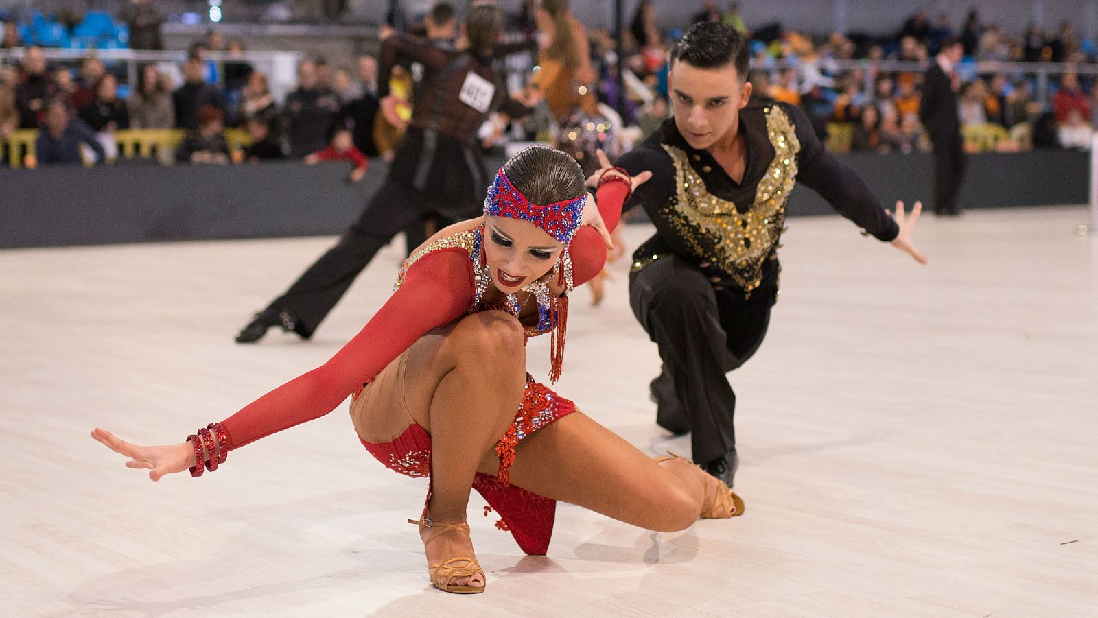 Una pareja de bailarines ejecuta su coreografía de baile latino