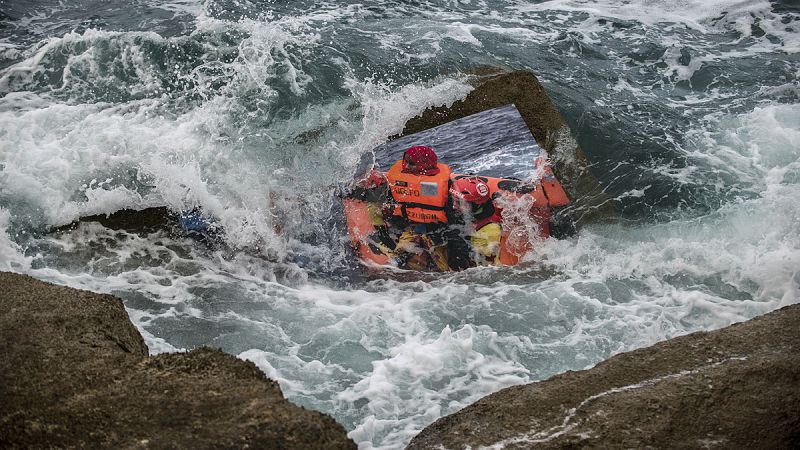 Fotografía en el rompeolas de Castro Urdiales que refleja el rescate de los migrantes en el Mediterráneo.