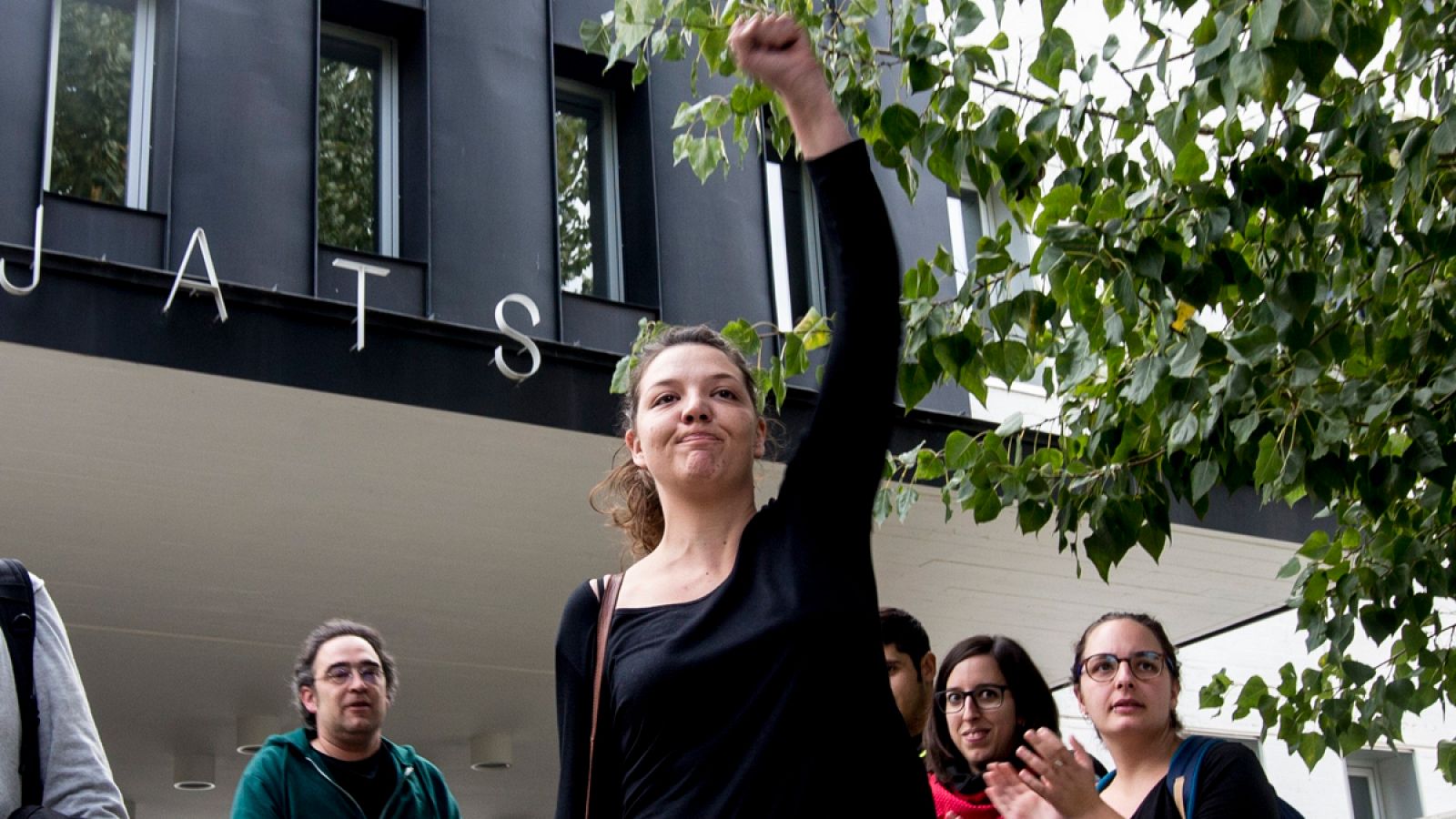 La alcaldesa de Berga (Barcelona), Montse Venturós (CUP), saliendo del juzgado en una imagen de 2016