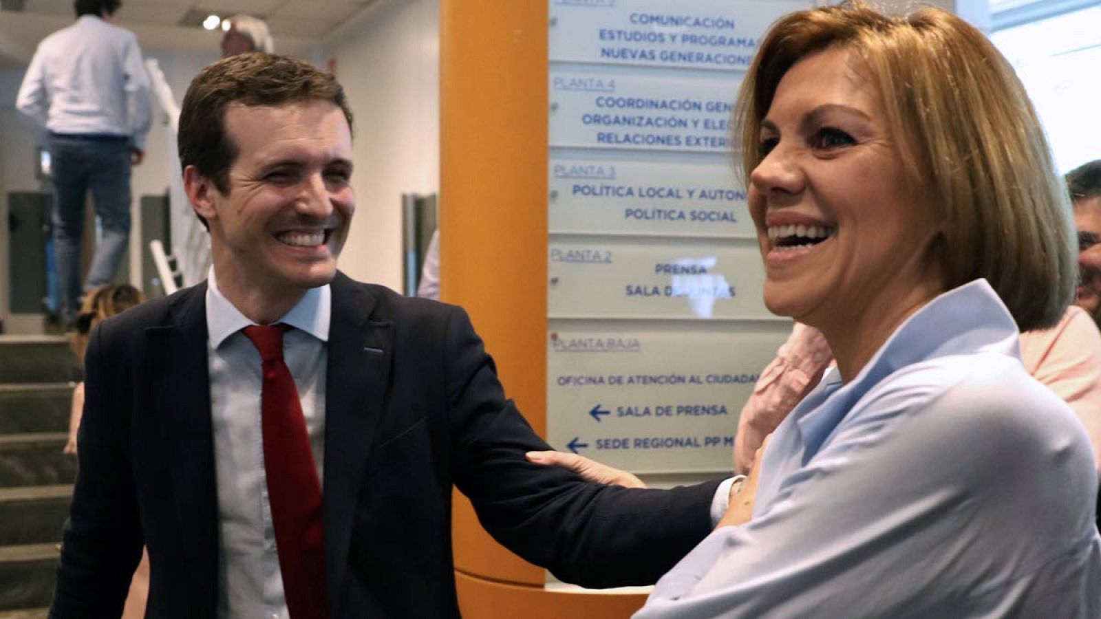 Cospedal y Casado se saludan en la sede del PP