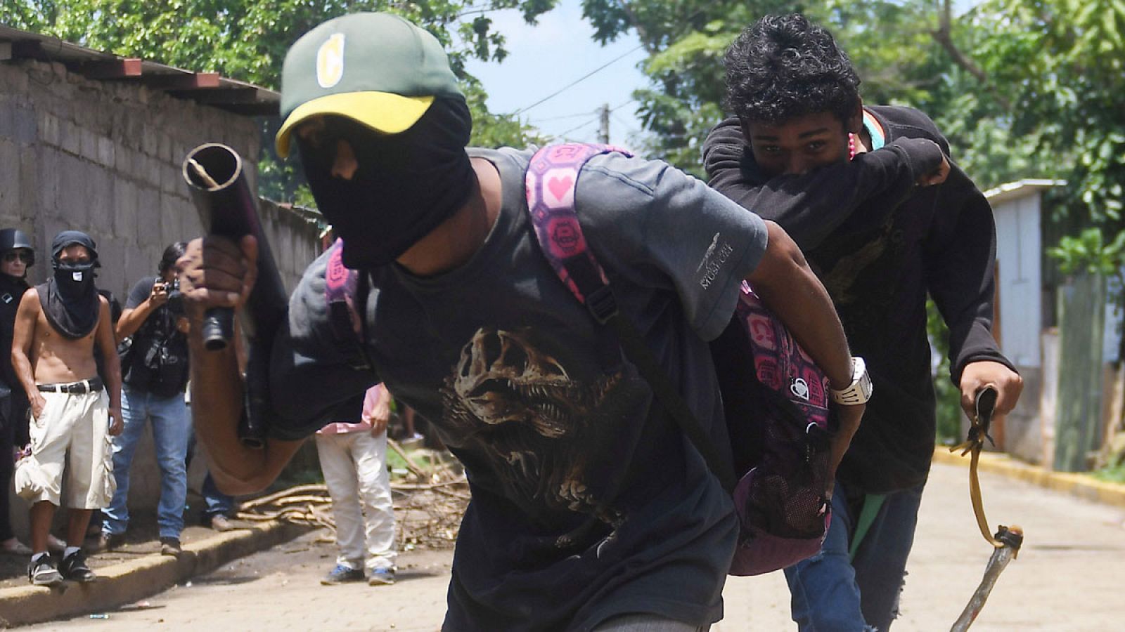 Un manifestante antigubernamental porta un lanzagranadas casero durante las protestas de Masaya, cerca de Managua.