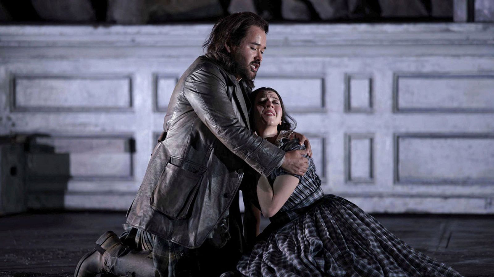 Fotografía facilitada por el Teatro Real del tenor Javier Camarena, en el papel de Edgardo, y la soprano soprano Lisette Oropesa, en el papel de Lucía, durante el ensayo de 'Lucia di Lammermoor'.